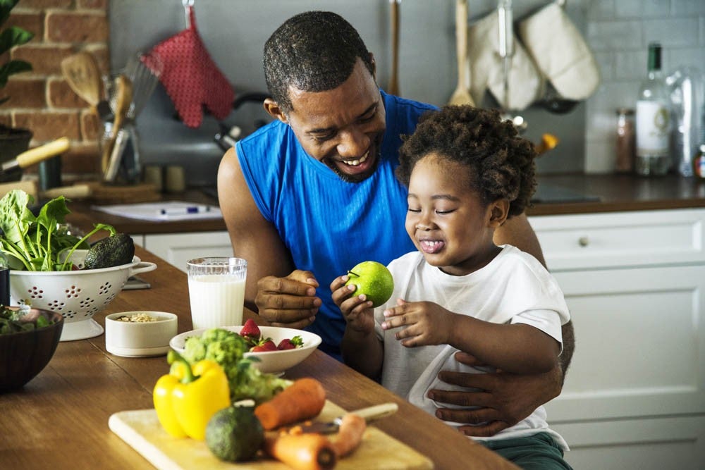 Padre e hijo cocinando juntos