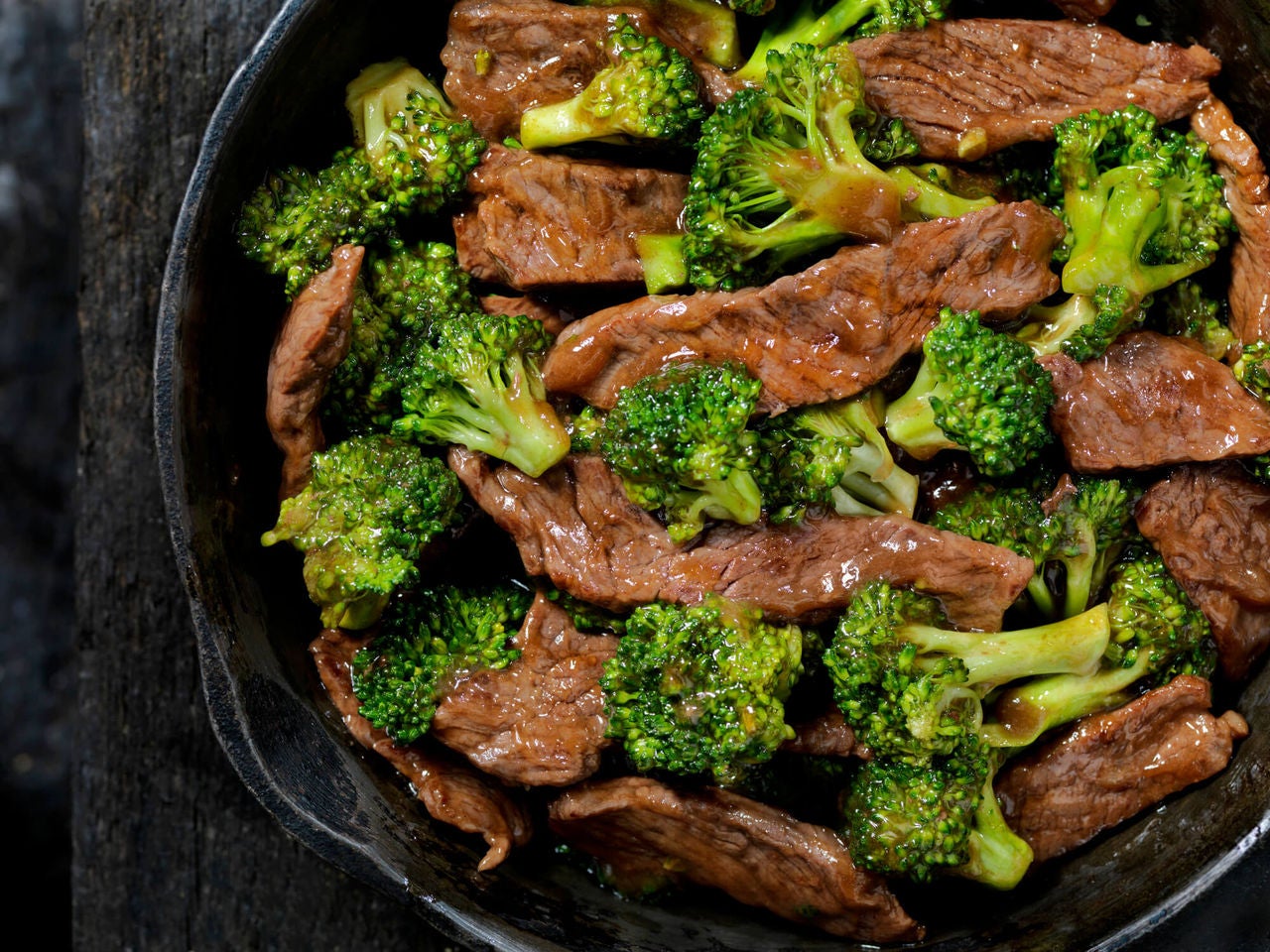 Pan with marinated beef slivers and broccoli.