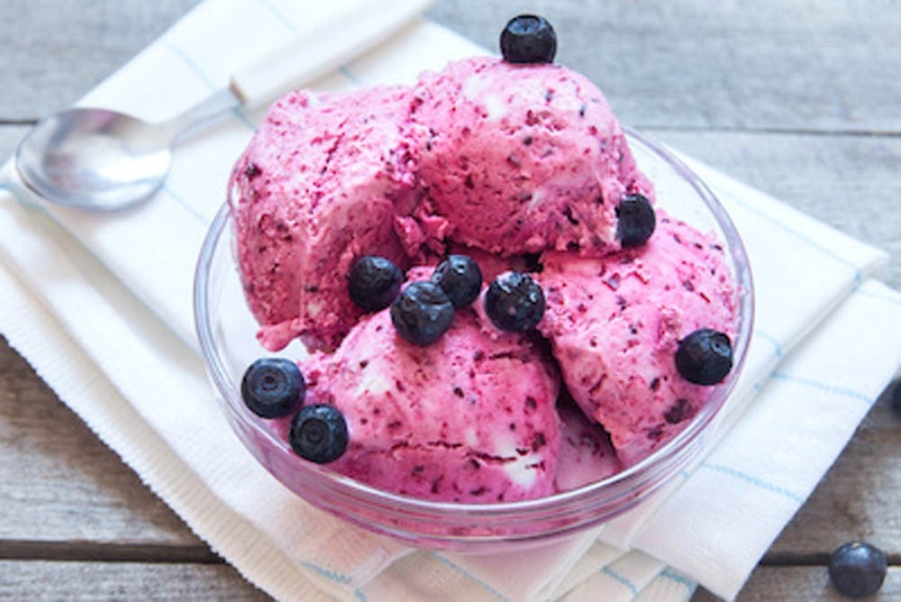 Helado casero saludable de plátano y bayas (helado, nicecream) crudo y vegano, cubierto con arándanos orgánicos - dieta vegetariana saludable, fruta cruda vegana, postre orgánico delicioso, sin lácteos, sin gluten