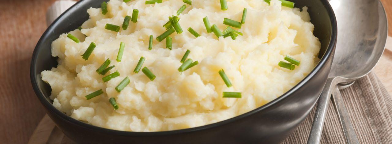 Mashed cauliflower with chives in a bowl