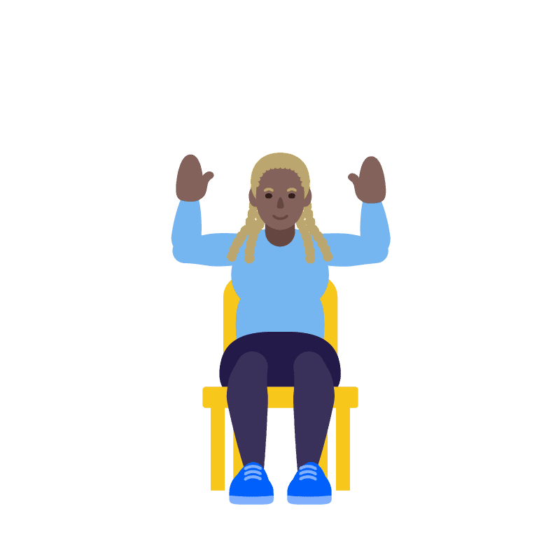 Mujer sentada en una silla con los brazos doblados y más cerca del torso, continuando el movimiento del ejercicio.