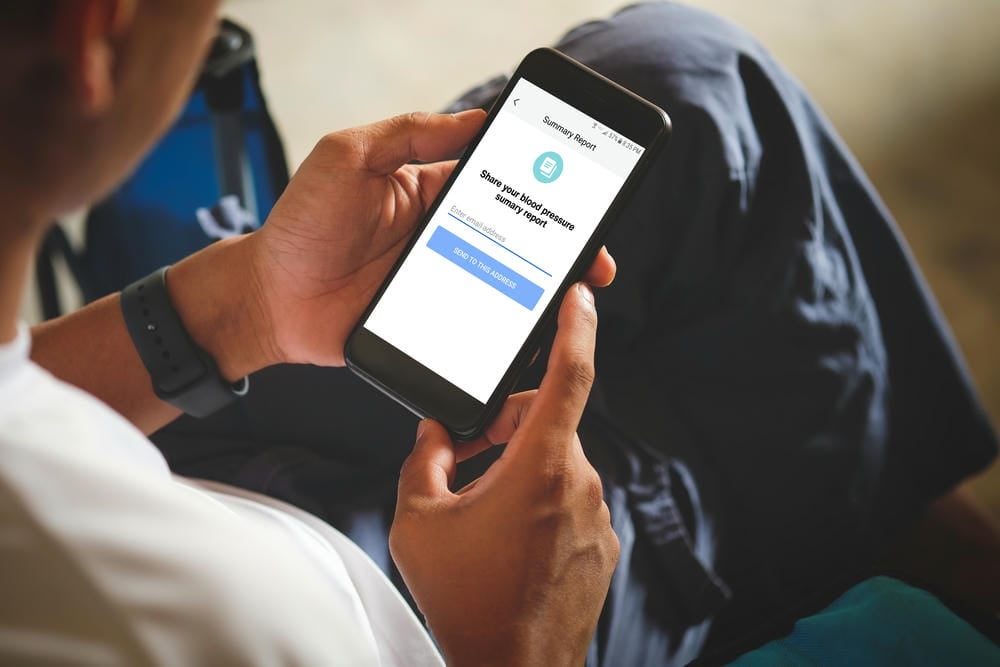 Hombre sosteniendo un teléfono celular