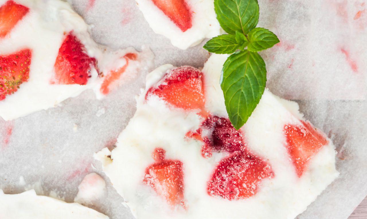 Berry frozen yogurt bark