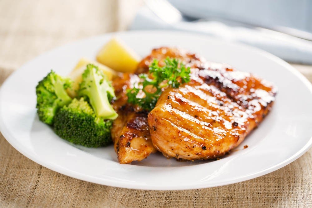 plato de pollo con papas griegas y brócoli