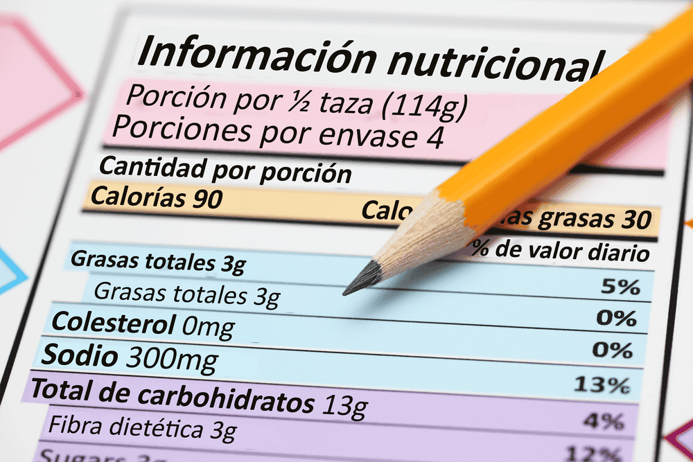 Etiqueta de información nutricional con un lápiz amarillo colocado encima