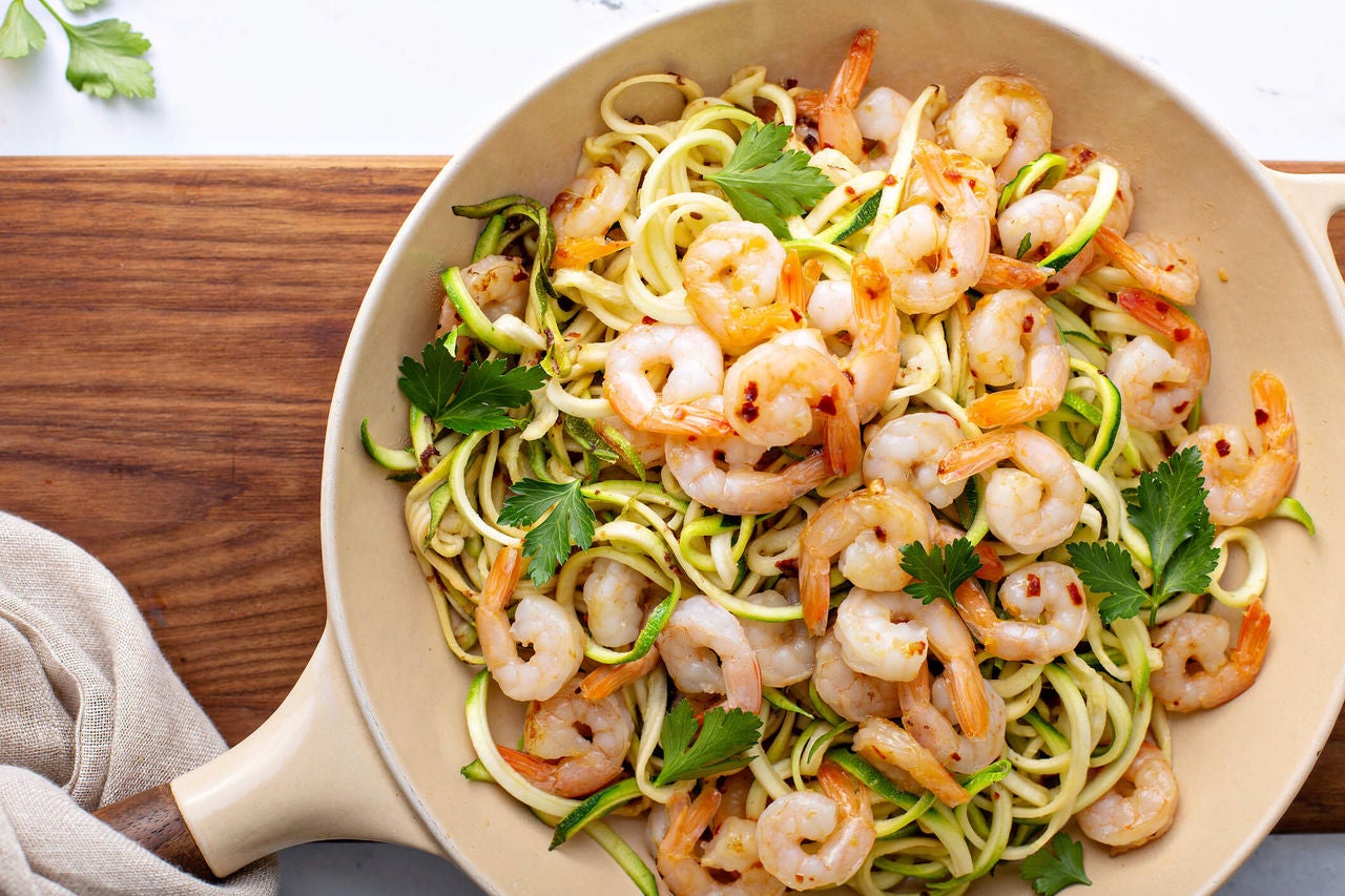 Pan with zucchini noodles and shrimp.