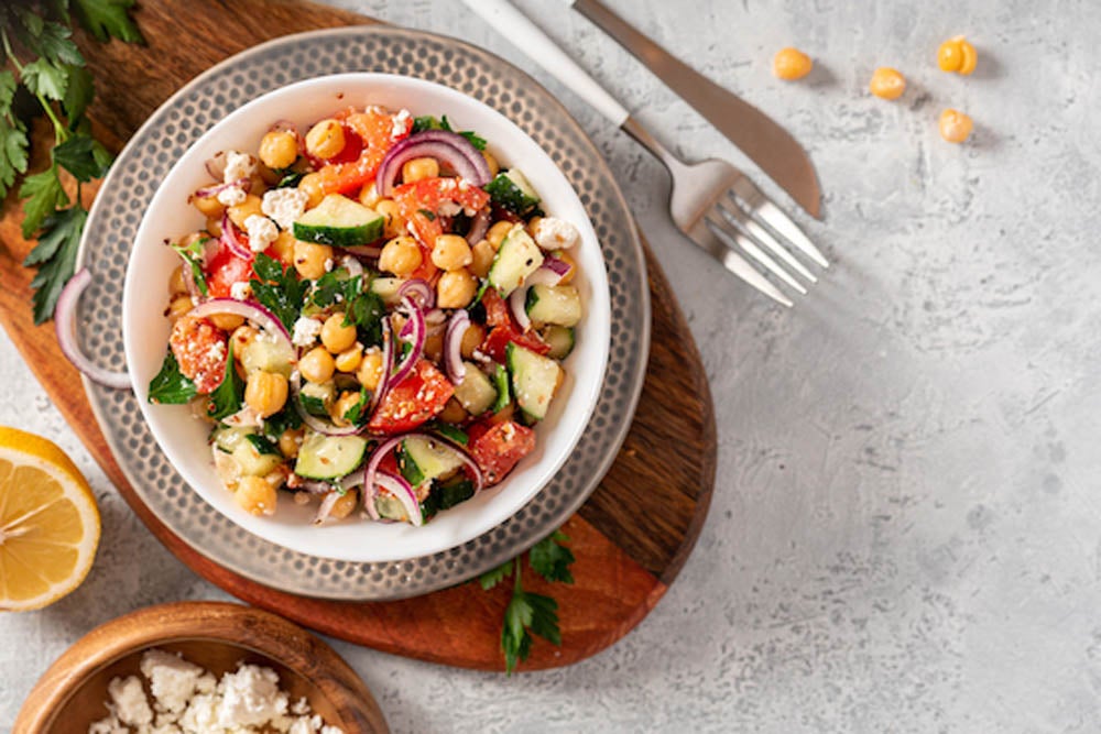 Ensalada de garbanzos picados en una tabla de madera