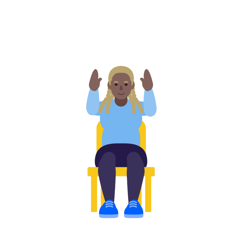 Mujer sentada en una silla levantando ambos brazos con los codos flexionados, en posición de ejercicio.