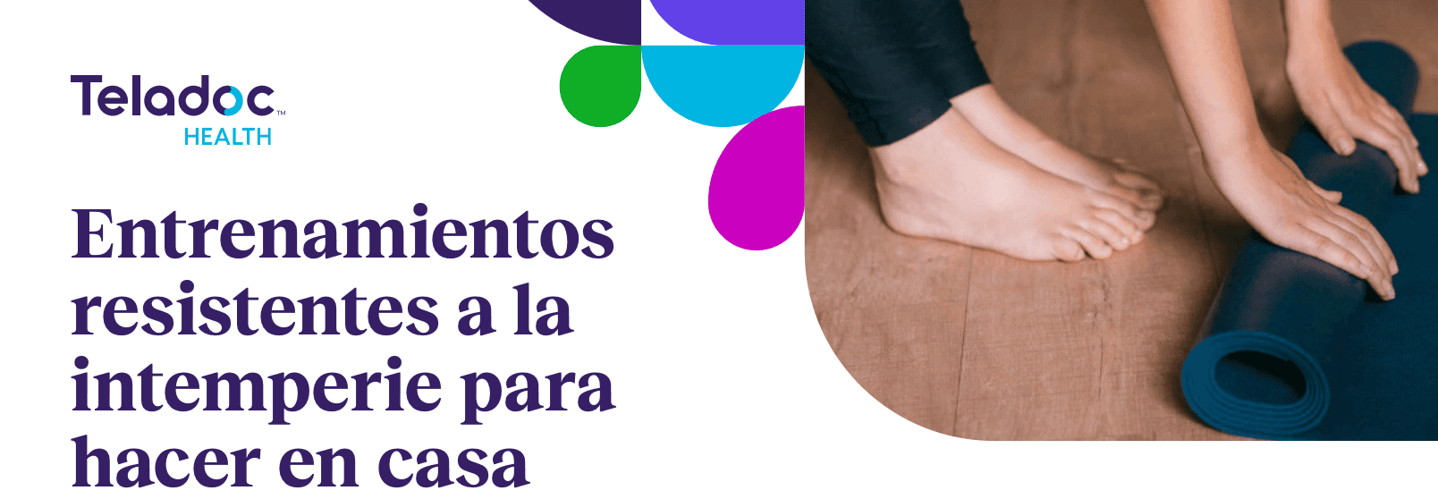 Pies descalzos enrollando una esterilla de yoga sobre un suelo de madera