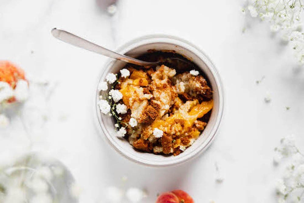 Postre crocante de duraznos en microondas para una persona