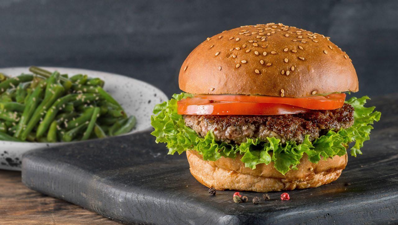 Sirloin burger with sesame green beans