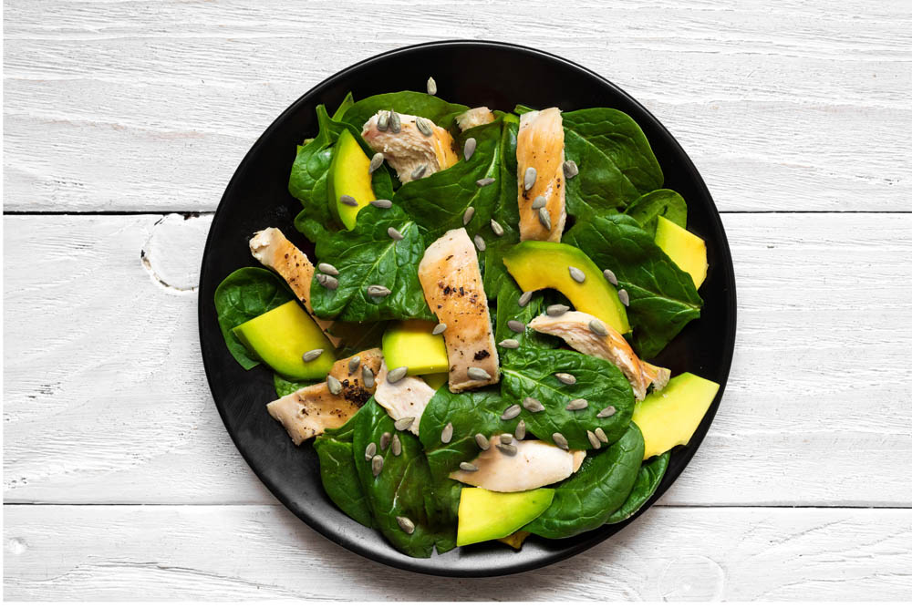 Ensalada de espinacas con aguacate y semillas de girasol