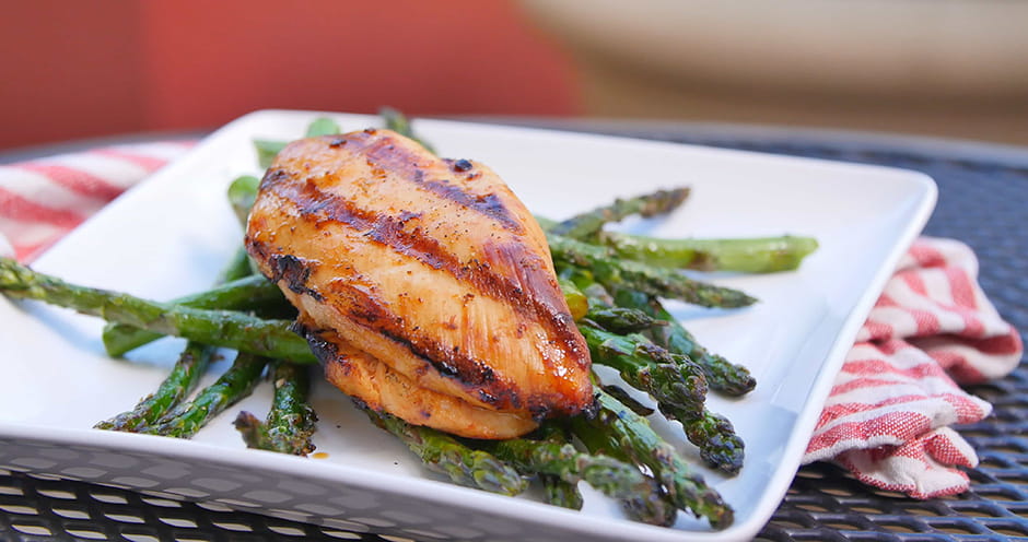 pollo grillado con espárragos