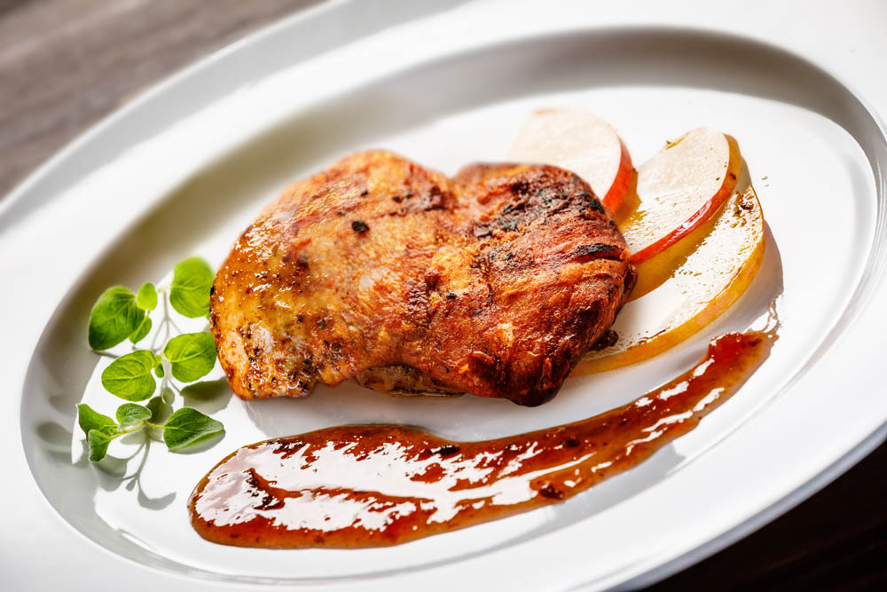 Grilled chicken fillet with apples
