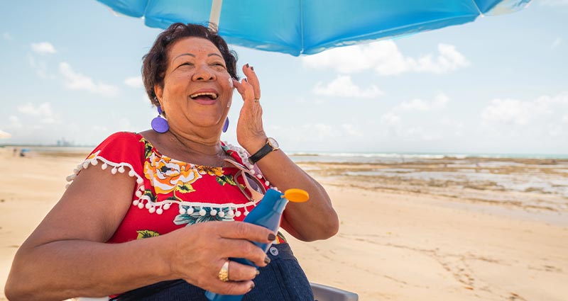 Abuela applying sunscreen