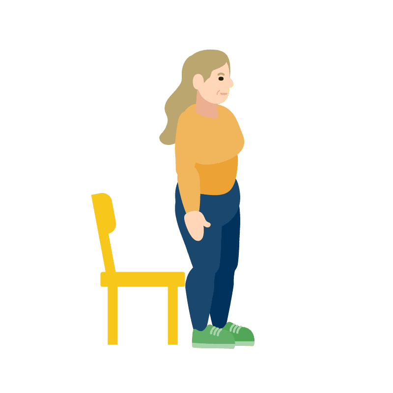 Mujer de pie frente a una silla con los brazos a los lados, preparándose para sentarse 