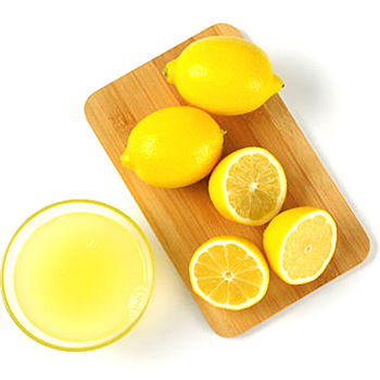 limones cortados sober una tabla de madera  