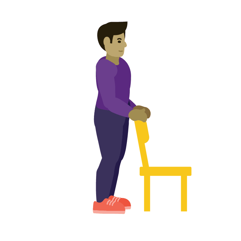 Hombre de pie sosteniéndose de una silla, con ambos pies apoyados en el suelo, preparándose para un ejercicio. 