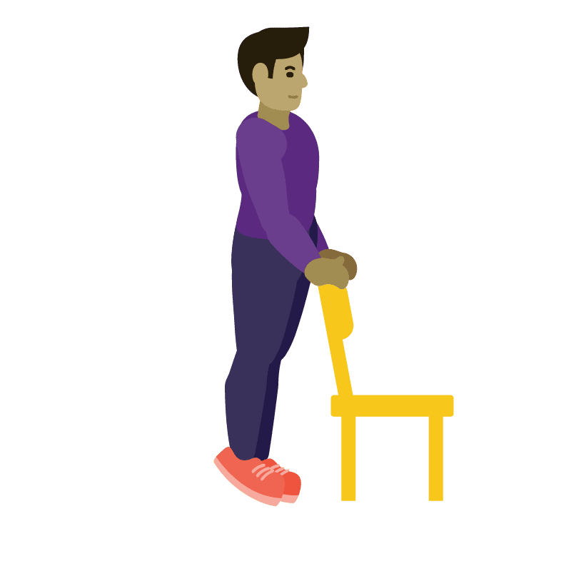 Hombre de pie levantando los talones mientras se sostiene de una silla, realizando un ejercicio de elevación de pantorrillas. 